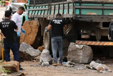 
			
				Menino atingido por pedra de caminhão morreu ao salvar primo de 2 anos
			
			