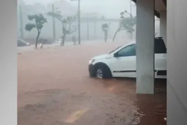 
			
				Minas Gerais é atingida por chuva extremamente forte e segue sob alerta de temporais
			
			