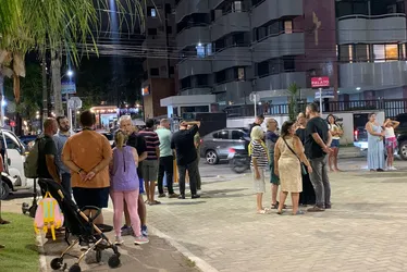 
			
				Moradores da Ponta Verde, ambulantes e entidades protestam e pedem a retirada da faixa verde da orla
			
			
