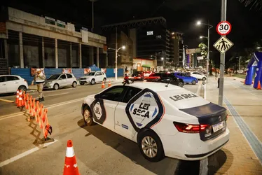 
			
				Motorista embriagado colide com viatura da Lei Seca ao tentar furar blitz
			
			