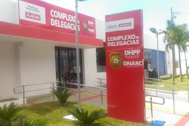 
			
				Mulher aciona polícia e se entrega após esfaquear vítima no bairro do Pinheiro
			
			