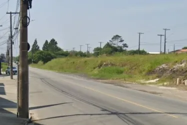 
			
				Mulher pula de carro durante briga com o marido e morre atropelada
			
			