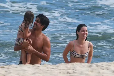 
			
				Nathalia Dill combina biquíni com a filha em dia de praia
			
			
