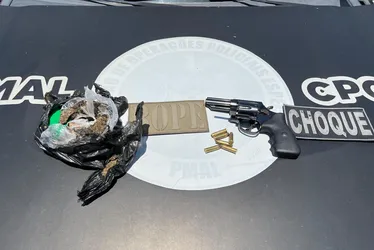 
				PM apreende drogas e arma de fogo em área próxima a condomínio de luxo
			
			