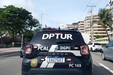 
			
				Polícia aborda ônibus e descobre falsos guias de turismo durante viagem a Maragogi
			
			