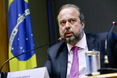 
			
				Benefício suspeito a Joesley e Wesley complica ministro de Minas e Energia
			
			