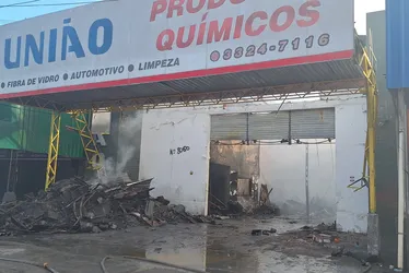 
			
				Sem seguro e prejuízo de R$ 1,5 milhão: loja incendiada é interditada pela Defesa Civil
			
			