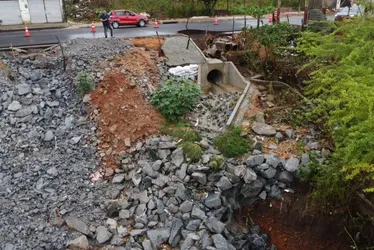 
			
				Queda de rvore, crateras e casas destelhadas: chuvas causam danos no interior de Alagoas
			
			