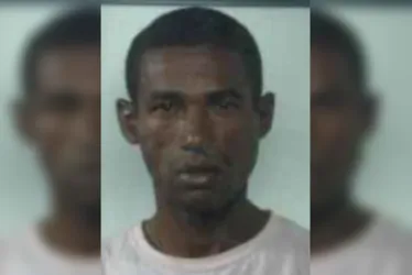 
			
				Quem é o homem que esfaqueou cliente em shopping e mordeu policial
			
			