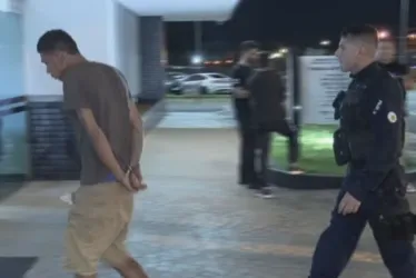 
			
				Quem é o homem que esfaqueou cliente em shopping e mordeu policial
			
			
