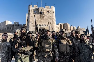 
			
				Rebeldes avançam contra regime de Assad na Síria e cercam Damasco
			
			