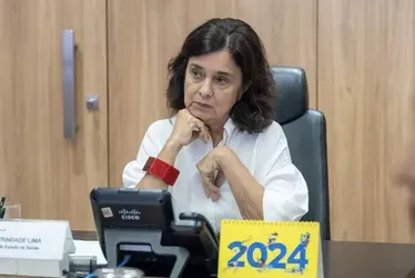 
			
				Nísia entrega cabeça de auxiliar para não perder o cargo
			
			