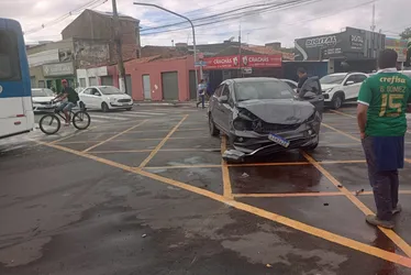 
			
				Semáforos apagados: carros colidem em cruzamento na Jatiúca e um deles invade estabelecimento
			
			