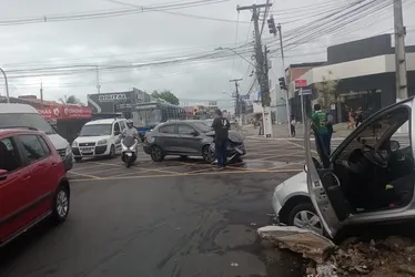 
			
				Semáforos apagados: carros colidem em cruzamento na Jatiúca e um deles invade estabelecimento
			
			