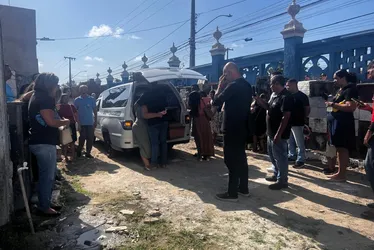 
				Sentimento de revolta e cobrança por justiça marcam sepultamento de motorista por app
			
			