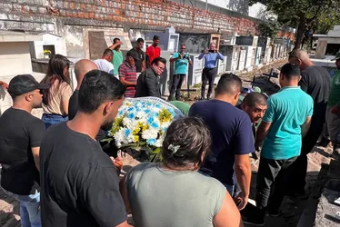
				Sentimento de revolta e cobrança por justiça marcam sepultamento de motorista por app
			
			