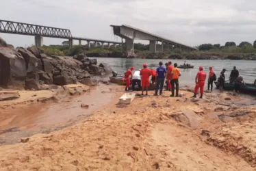 
			
				Sobe para 13 número de mortos em queda de ponte no Rio Tocantins
			
			