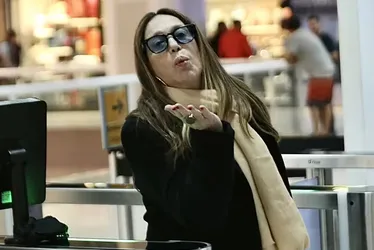 
			
				Susana Vieira manda beijos e acena para fotógrafos em aeroporto
			
			