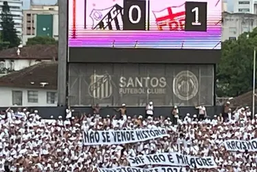 
				Torcedores do Santos protestam em último jogo do Peixe como mandante na Série B
			
			
