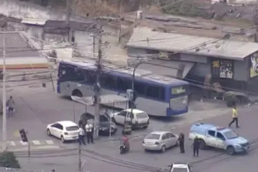 
			
				Traficantes sequestram quatro ônibus e um caminhão no Rio
			
			