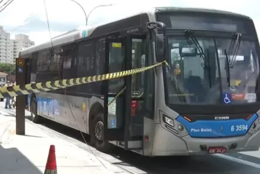 
			
				Três pessoas são baleadas em ônibus após PM de folga reagir a ataque
			
			