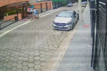 
			
				Trio arranca roupa de homem em assalto de 30 segundos
			
			