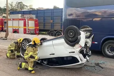
				VÍDEO: 20 pessoas ficam feridas em acidente com ônibus em BH
			
			