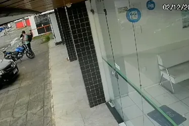 
			
				Vídeo mostra carro dando ré e invadindo loja em Mangabeiras
			
			
