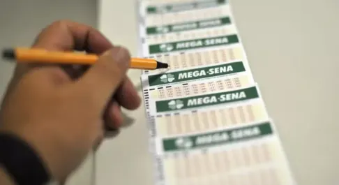 Mega-Sena acumula e pode pagar R$ 100 milhões neste domingo