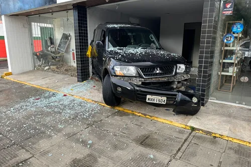
				Condutor que danificou alfaiataria ainda não procurou o proprietário para reparar os danos
			
			