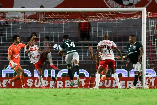 
				CRB leva gol nos acréscimos e perde para o Goiás, pela Série B do Brasileiro: 1 a 0
			
			