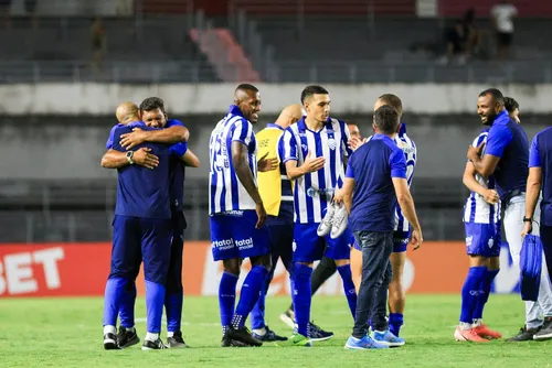 
				CSA vence o Maracanã e garante vaga na Copa do Nordeste: 1 a 0
			
			