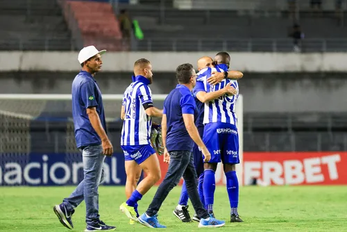 
				CSA vence o Maracanã e garante vaga na Copa do Nordeste: 1 a 0
			
			