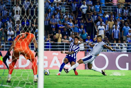 
				CSA vence o Maracanã e garante vaga na Copa do Nordeste: 1 a 0
			
			