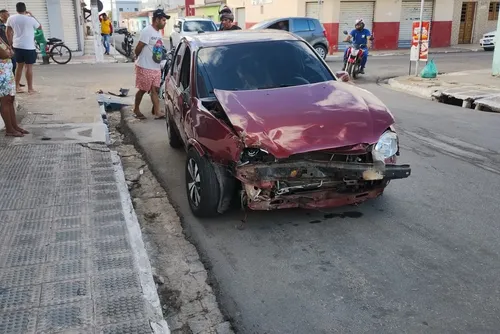 
				Condutor ultrapassa sinalização de cruzamento, atinge carro e derruba portão de loja
			
			