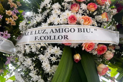 
				Coroas de flores para Biu de Lira começam a chegar no Parque das Flores
			
			
