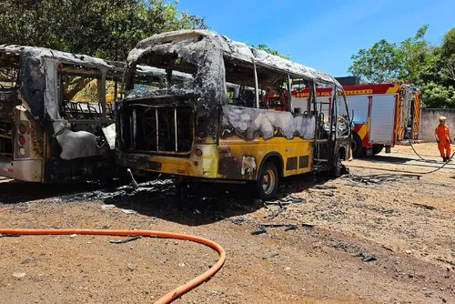 
				Dois ônibus da Prefeitura de Coité do Nóia pegam fogo em pátio de secretaria
			
			