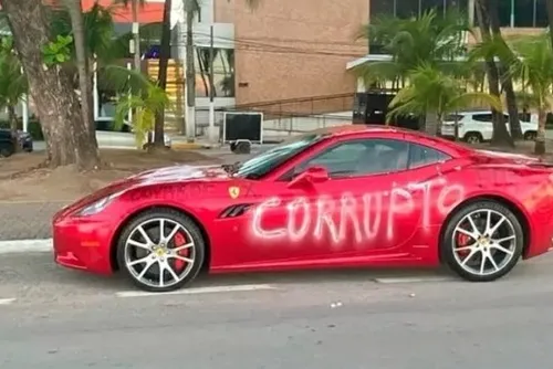 
				Ferrari pichada e banheira na varanda: relembre polêmicas de Kel Ferreti
			
			