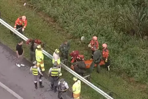 
				Helicóptero cai na Grande SP; piloto e criança são resgatados com vida
			
			