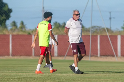 
				Hélio garante reforços e fala de título no Campeonato Alagoano: "Feito para ganhar"
			
			