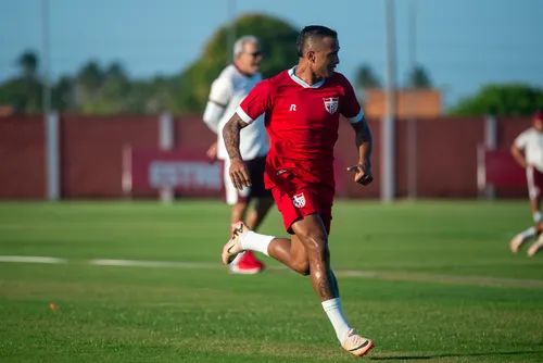 
				Léo Pereira treina com grupo e esfria rumores de saída
			
			