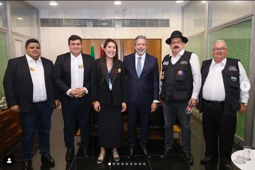 
				Lira dá ‘demonstração de força’ com ‘desfile de lideranças políticas’
			
			