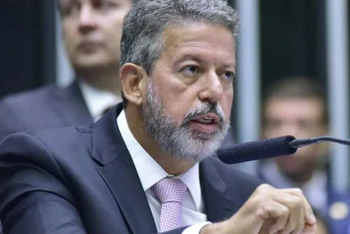 
				Lula tenta ‘enquadrar’ deputados, até Lira, usando emendas
			
			