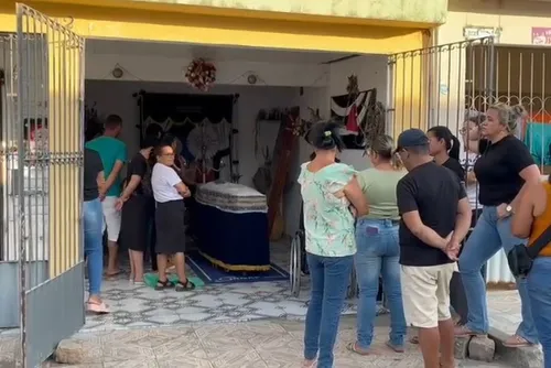 
				Mulher alegre e mãe de três filhas: corpo de mais uma vítima da tragédia em União é velado
			
			