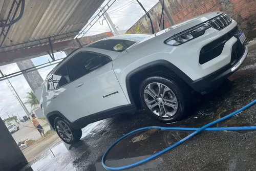 
				Polícia busca homem flagrado furtando carro de automotiva no Canaã
			
			