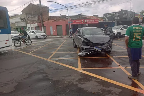 
				Semáforos apagados: carros colidem em cruzamento na Jatiúca e um deles invade estabelecimento
			
			