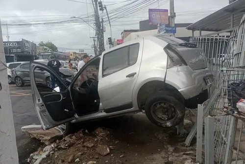 
				Semáforos apagados: carros colidem em cruzamento na Jatiúca e um deles invade estabelecimento
			
			