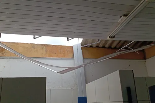 
				Temporal em Cajueiro: chuva de granizo, mil desalojados e prédios públicos danificados
			
			