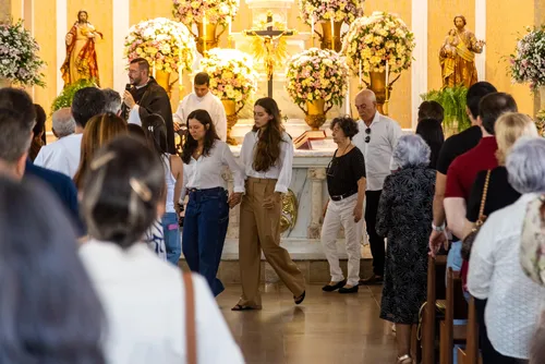 
				Tristeza e comoção: familiares e amigos homenageiam médica morta em incêndio na Tailândia
			
			