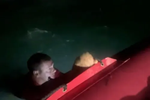 
				Veja resgate das 12 vítimas do naufrágio de uma embarcação na Ponta Verde
			
			